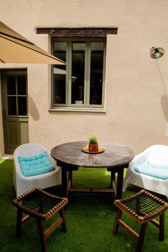 a patio with a table and two chairs at l'Atelier du menuisier in Amboise