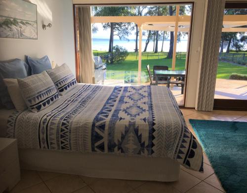 Un pat sau paturi într-o cameră la Paradise Beach Apartments