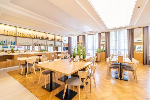a restaurant with tables and chairs and a bar at SeaPark Hotel Wellness & Spa in Kołobrzeg