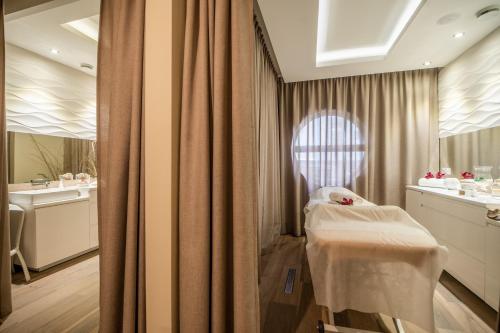 Pokój szpitalny z łóżkiem i lustrem w obiekcie SeaPark Hotel Wellness & Spa w Kołobrzegu