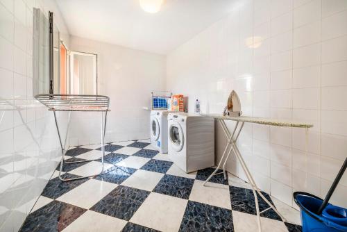 a laundry room with a washer and dryer at Casa Campillos in Llucmajor