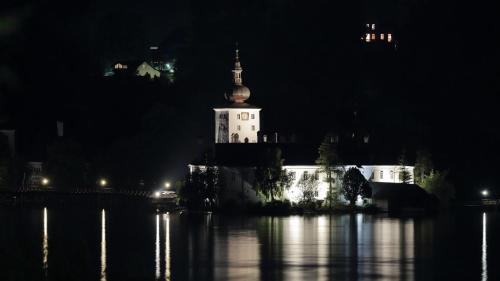 Výhled na řeku, která protéká v blízkosti hotelu