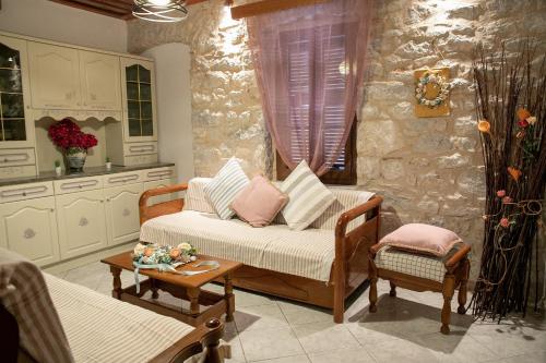 sala de estar con sofá y mesa en Areopolis Central, en Areopoli