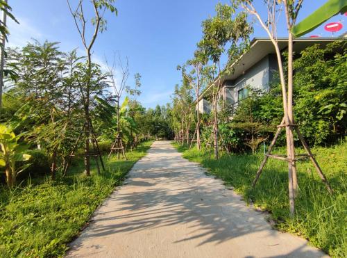 a dirt road in front of a house at Morinaka Craftfe & Poshtel in Ban Na Muang