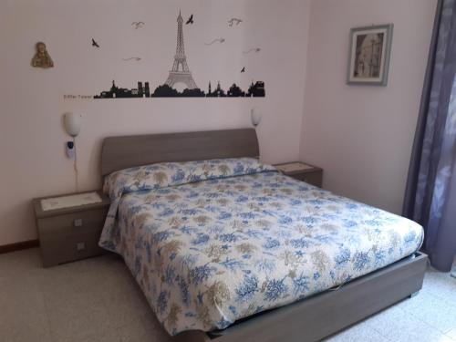 a bedroom with a bed with a paris at Stella Marina in Stintino