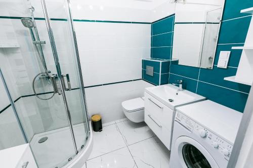 łazienka z toaletą, umywalką i prysznicem w obiekcie Apartament w Centrum III w Ustce