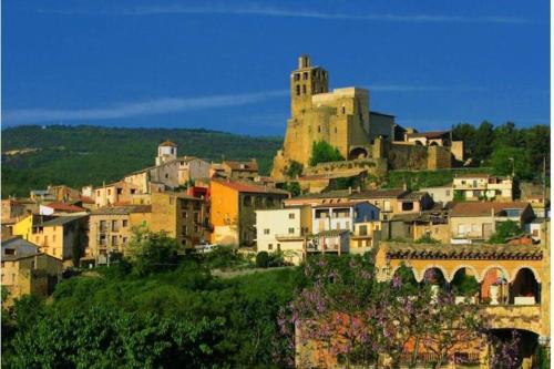 una ciudad con un castillo en la cima de una colina en Casa Xavier - Apartamento 1, en Àger