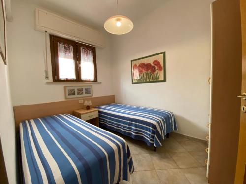 a bedroom with two beds and a window at Le Ghiaie Relax in Portoferraio