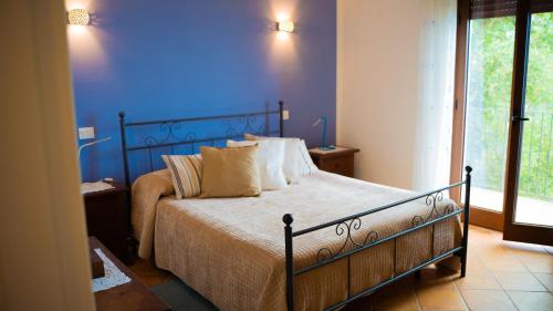 Un pat sau paturi într-o cameră la Castellabate Apartments Casa Cardone
