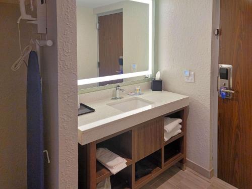 W łazience znajduje się umywalka i lustro. w obiekcie Comfort Inn & Suites Wyomissing-Reading w mieście Wyomissing