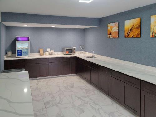 a large kitchen with a sink and a microwave at Comfort Inn & Suites Wyomissing-Reading in Wyomissing