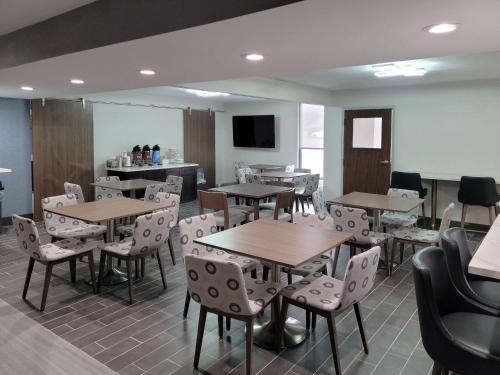 a restaurant with tables and chairs in a room at Comfort Inn & Suites Wyomissing-Reading in Wyomissing