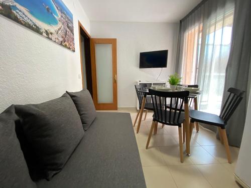Televisyen dan/atau pusat hiburan di Apartamentos AR Isern
