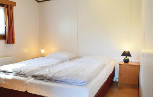 ゲロルシュタインにある2 Bedroom Cozy Home In Gerolsteinのツインベッド2台が備わる客室で、以下が含まれます: