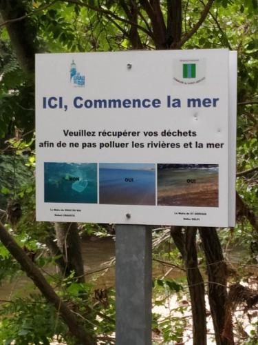 a sign that reads icl commerce la mer at La Maison St Gervais in Saint-Gervais