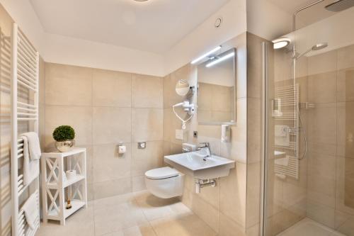 een badkamer met een toilet, een wastafel en een douche bij Deeke's Quellenhof in Lübbecke