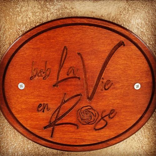 a wooden sign with the words you are in love on it at La Vie En Rose in Fondi