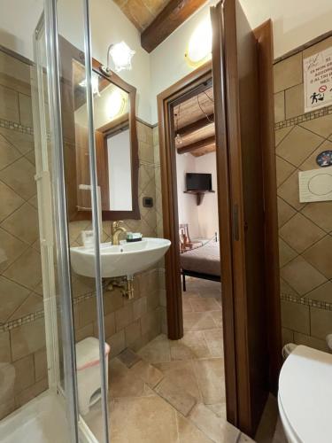 a bathroom with a sink and a mirror at La Vie En Rose in Fondi