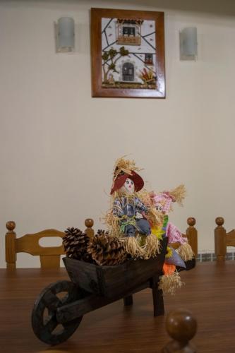 a wheelbarrow filled with pine cones and other items at Vivienda Turistica El Caneco in Tordesillas
