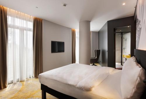 Una televisión o centro de entretenimiento en ibis Styles Istanbul Merter