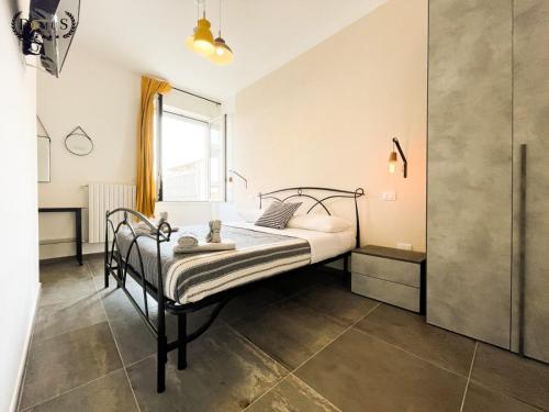 - une chambre avec un lit et une fenêtre dans l'établissement 4 Balconi rooms-Elements B&B, à Lecce