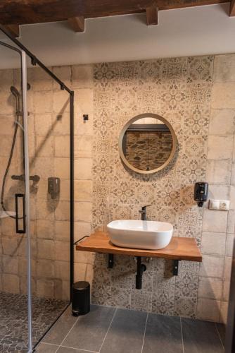 a bathroom with a sink and a shower at Apartamentos Rurales Casa Llongo in Coaña