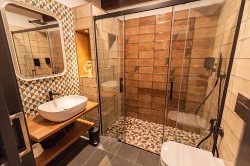 a bathroom with a sink and a shower at Apartamentos Rurales Casa Llongo in Coaña