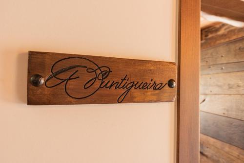 a sign that reads quarantine hanging on a wall at Apartamentos Rurales Casa Llongo in Coaña