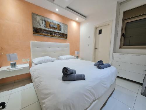 Säng eller sängar i ett rum på Amdar Holiday Apartments
