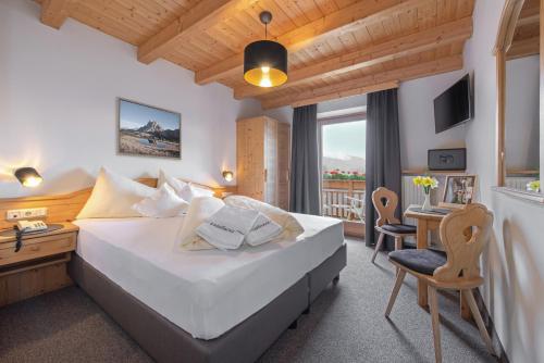 Ένα ή περισσότερα κρεβάτια σε δωμάτιο στο Hotel Torgglerhof