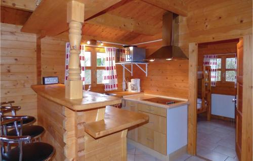 ゲロルシュタインにあるStunning Home In Gerolstein With 2 Bedrooms And Wifiのキッチン(コンロ付)