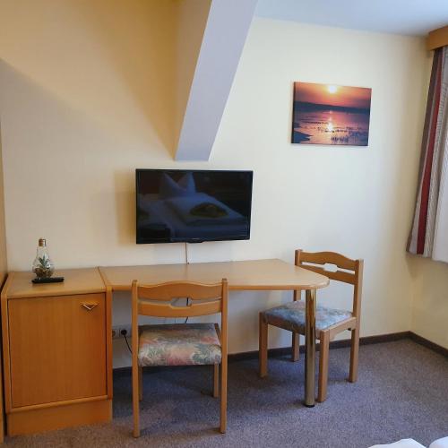 Una televisión o centro de entretenimiento en Gasthof Zur Friedenseiche