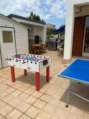 un tavolo da ping pong in cima a un patio di La casa di Gioggiò a Ioppolo Giancaxio