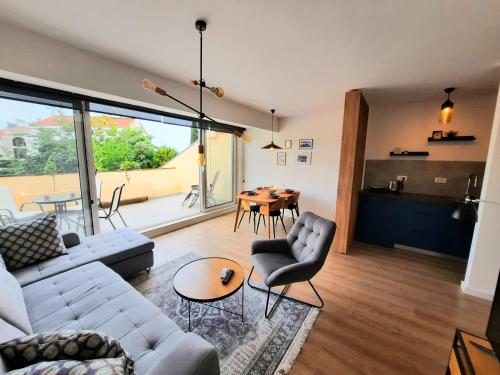 uma sala de estar com um sofá e uma mesa em Montenegro Sea Pearl Apartments Petrovac em Petrovac na Moru