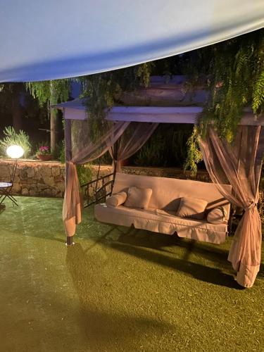a bed under a canopy in a yard at La casa di Gioggiò in Ioppolo Giancaxio