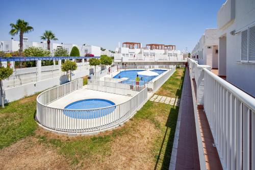 eine Aussicht auf den Pool eines Gebäudes in der Unterkunft Pierre & Vacances Mojácar Playa in Mojácar