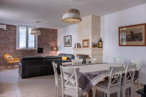 un salon avec un canapé, une table et des chaises dans l'établissement Le Clos Richelieu, à Amboise