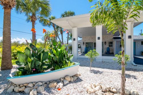 Taman di luar Latitude 26 Waterfront Boutique Resort - Fort Myers Beach