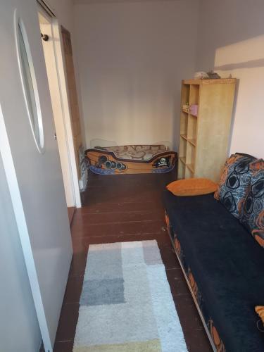 托倫的住宿－Kamienica Toruń，走廊上设有两张床
