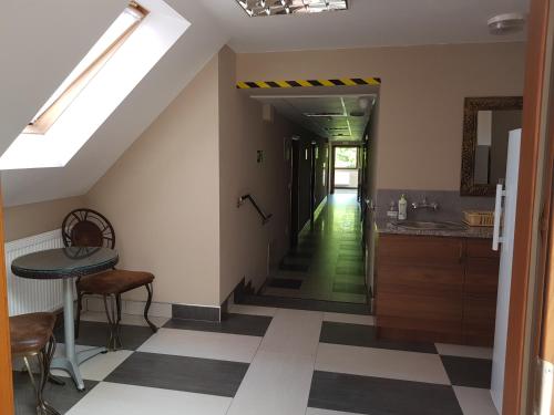 um corredor numa casa com uma clarabóia em Ośrodek Wypoczynkowy EDEN Maniowy em Maniowy