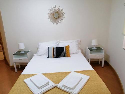ヴィラ・ノヴァ・デ・ガイアにあるPortus Ribeira Houseのベッドルーム1室(白いベッド1台、ナイトスタンド2台付)