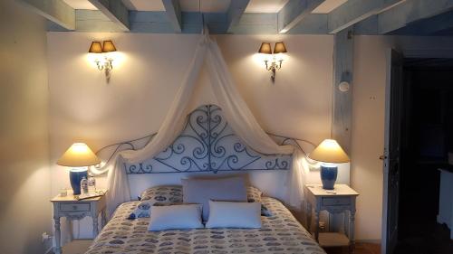 מיטה או מיטות בחדר ב-La Demeure du Pressoir