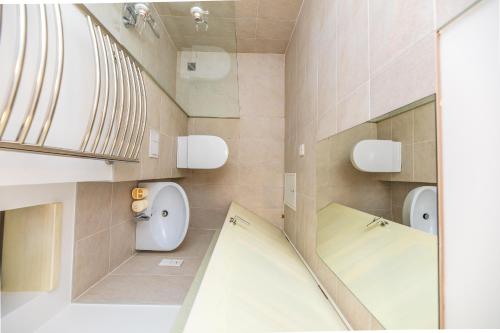 een badkamer met een toilet en een wastafel bij Su terasa jaukus apartamentas, tik vienas in Palanga