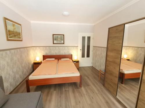 ハイドゥソボスローにあるCarpe Diem Apartmentのベッドルーム1室(ベッド2台、鏡付)