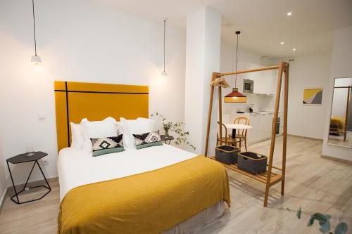 Giường trong phòng chung tại Azahar de Sevilla Apartments