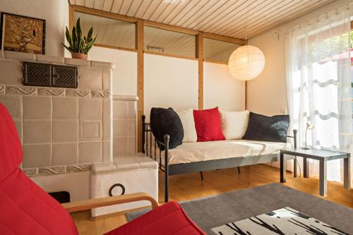 ein Wohnzimmer mit einem Sofa und einem Tisch in der Unterkunft Haus Sonnenschein Sonnenterrasse in Bermatingen