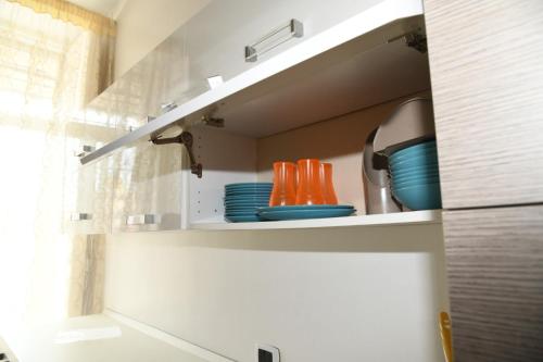 a shelf with plates and bowls on it in a kitchen at Casa Lucy in Ercolano