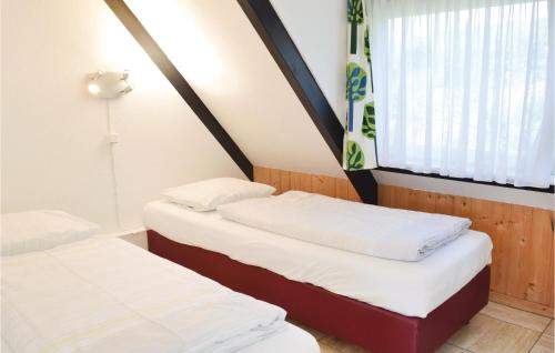 ゲロルシュタインにあるAmazing Home In Gerolstein With 3 Bedrooms And Wifiの窓付きの小さな部屋のベッド2台