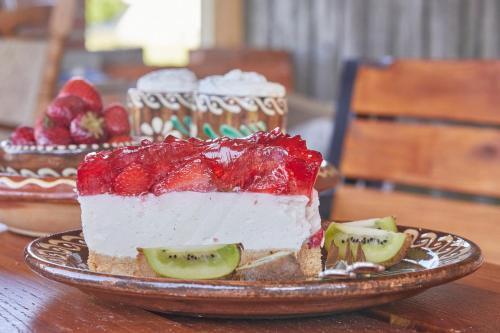 un pezzo di torta su un piatto su un tavolo di Przystanek Szlakówka a Szczebrzeszyn
