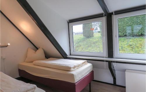 เตียงในห้องที่ Beautiful Home In Gerolstein With Wifi